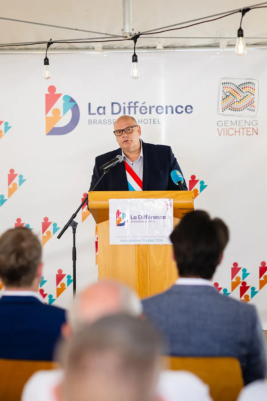 Photo du bourmestre Luc Recken en discours